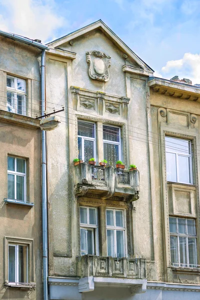 Fachada da casa velha com uma varanda na rua da cidade — Fotografia de Stock