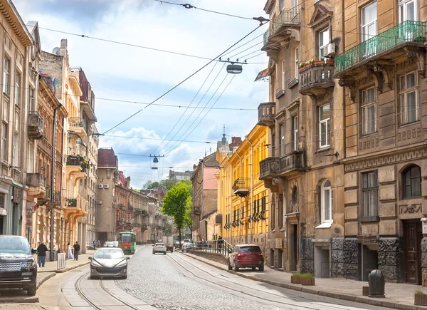 Street of the old city with large houses — Stock Photo, Image