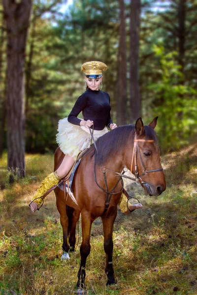 Krásná dívka v uniformě na koni — Stock fotografie