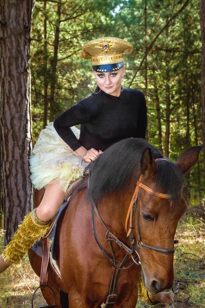 Hermosa chica en uniforme a caballo — Foto de Stock