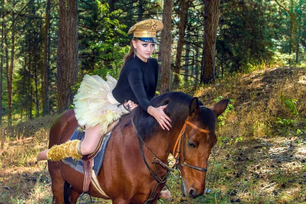 Hermosa chica en uniforme a caballo — Foto de Stock