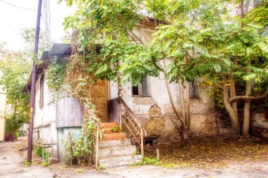 Şehirdeki harap olmuş eski bir evin görüntüsü