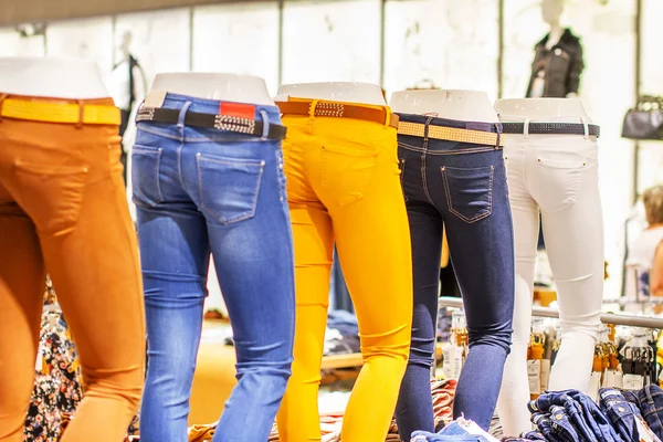 Imagen ficticia en tienda de pie jeans — Foto de Stock