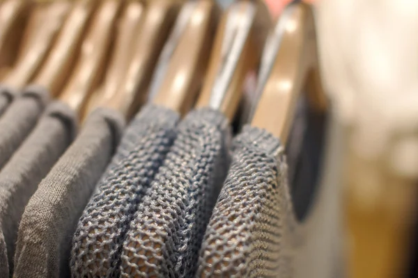 Шерстяной свитер на вешалке в магазине — стоковое фото