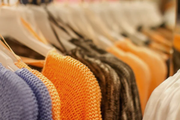 Suéter naranja en una percha en la tienda — Foto de Stock