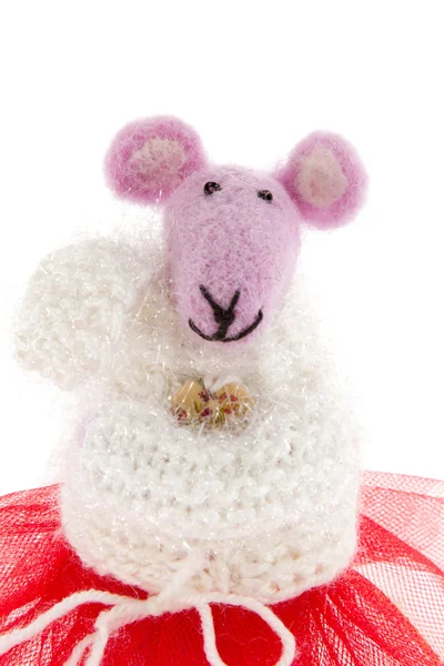 Игрушечная мышь в розовом шарфе и красной юбке — стоковое фото