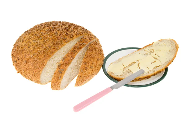 Hausgemachtes Brot mit Butter auf einem Teller — Stockfoto