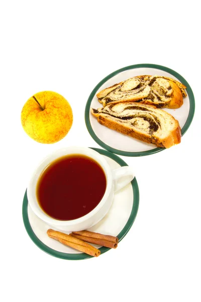 Чай корицы палочки рулон с маком семян и яблоко — стоковое фото