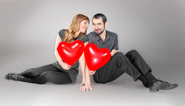 Paar mit Herzballon sitzt im Studio — Stockfoto