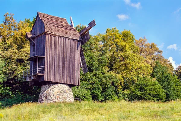 Ukrán fa szélmalom, windmill áll az f erdő közelében — Stock Fotó