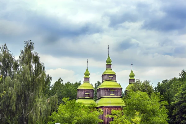 Зеленые деревянные купола Православной церкви — стоковое фото