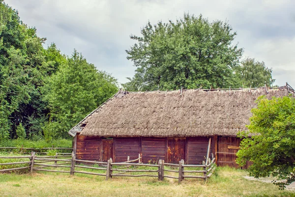 Ukrajinská dřevěná stodola Thatched pod zámkem — Stock fotografie