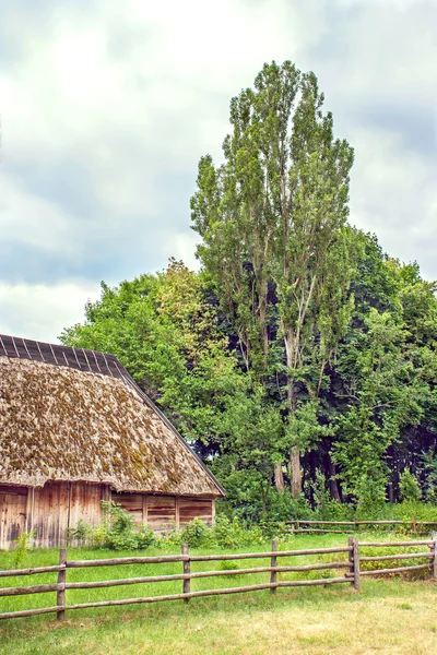 Ukrainian wooden barn Thatched locked up — Stock Photo, Image