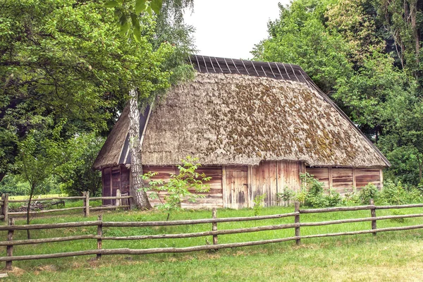 Ukrainian wooden barn Thatched locked uph — Stock Photo, Image