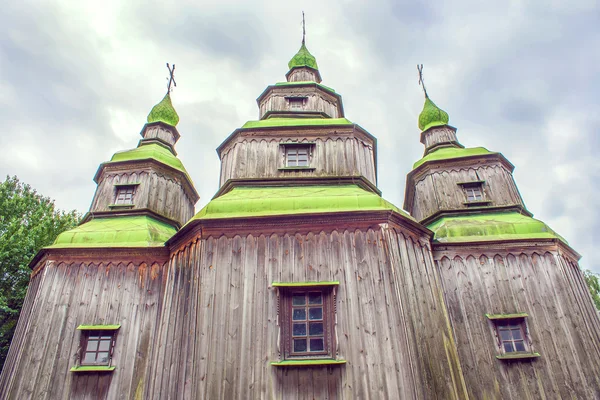 Зеленые деревянные купола Православной церкви — стоковое фото