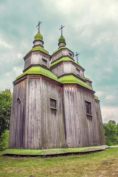 正教会の緑の木製ドーム — ストック写真