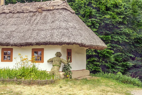 Landschap klei en houten hut rieten Oekraïens — Stockfoto