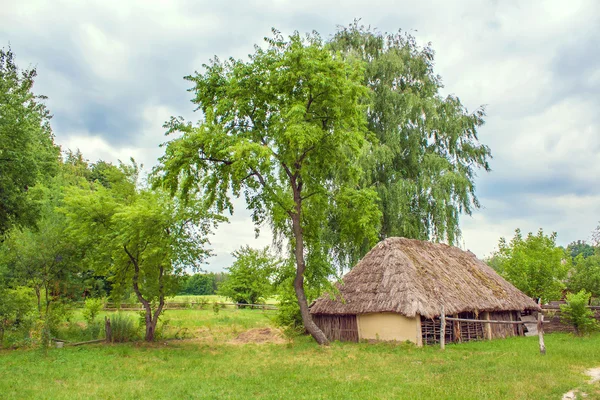 Oekraïense houten schuur Thatched — Stockfoto