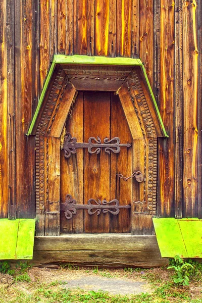 Антикварные деревянные двери на кованых шторах заперты — стоковое фото