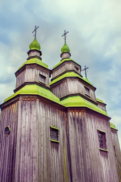 Зеленые деревянные купола православной церкви — стоковое фото