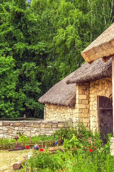 Casa in pietra ucraina sotto un tetto di paglia — Foto Stock