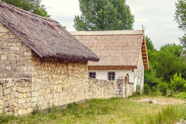 Casa in pietra ucraina sotto un tetto di paglia — Foto Stock