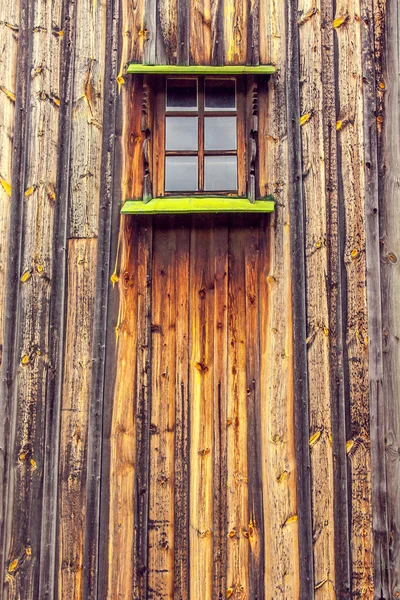 Резной каркас и окно в старом деревянном доме — стоковое фото