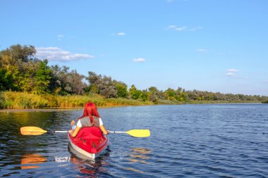 Bir Kano Kızıl saçlı kız manzara görüntüsü