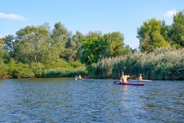 Chicos paddle canoas en el río — Foto de Stock