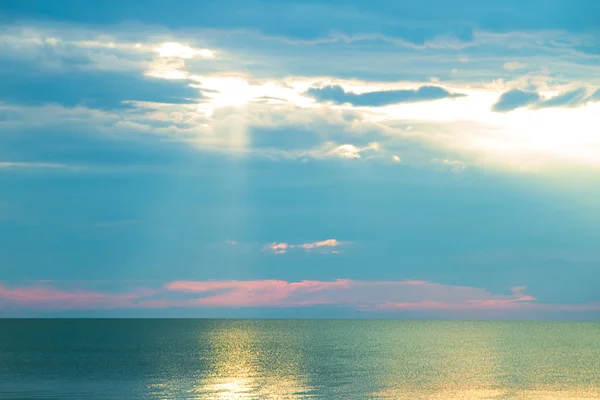 Havet horisonten vid soluppgången på morgonen — Stockfoto