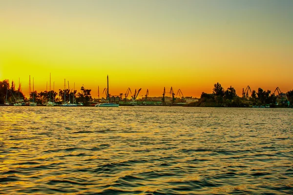 Fiume e porto yacht al tramonto — Foto Stock
