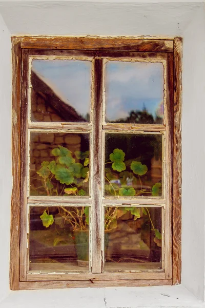Vieja ventana con un marco de madera —  Fotos de Stock