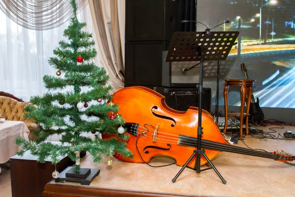 Previsualizar el bajo se encuentra bajo el árbol Decoraciones de Navidad —  Fotos de Stock