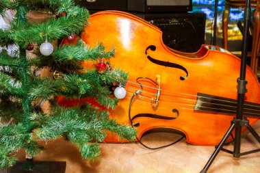 Önizleme bas ağaç Noel süsleri altında yatıyor
