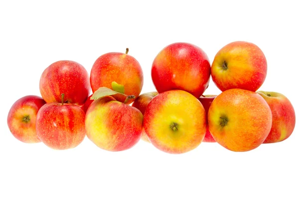 Pommes rouges mûres sur fond blanc — Photo