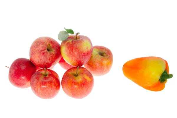Mele mature rosse e peperone su sfondo bianco — Foto Stock