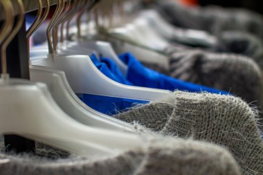 renkli ceketler ve askıda asılı kazak