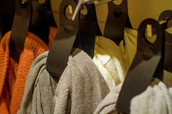 Wollen gebreide sjaals opknoping in de winkel — Stockfoto