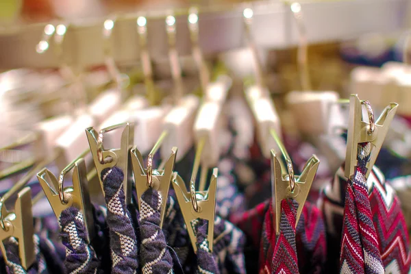 Clothespins keep things on a hanger in the store — Stock Photo, Image