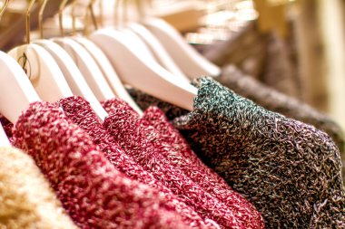 Kırmızı Sarı örme kazak askıda asılı