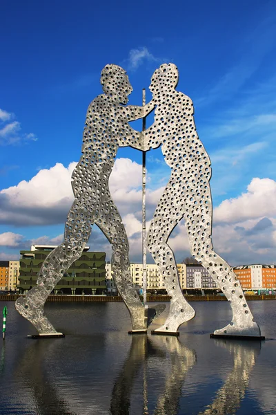 Molécula Hombre escultura en el río Spree en Berlín —  Fotos de Stock