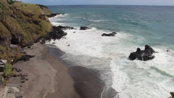 Пляж Милиции на острове Сан-Мигель, Азорские острова, Португалия — стоковое видео