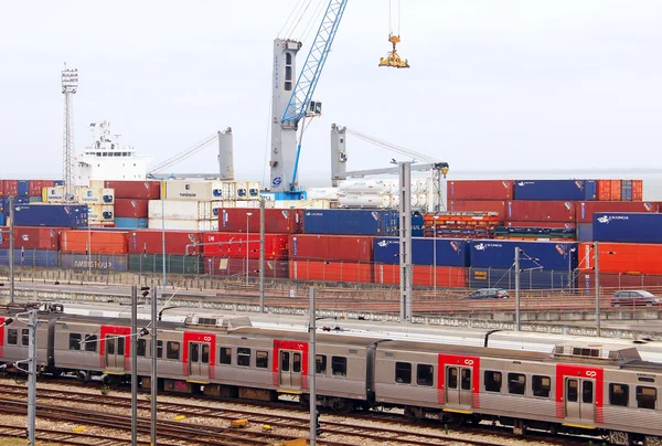 Cargo terminal i Lissabon hamn i Santa Apolonia — Stockfoto