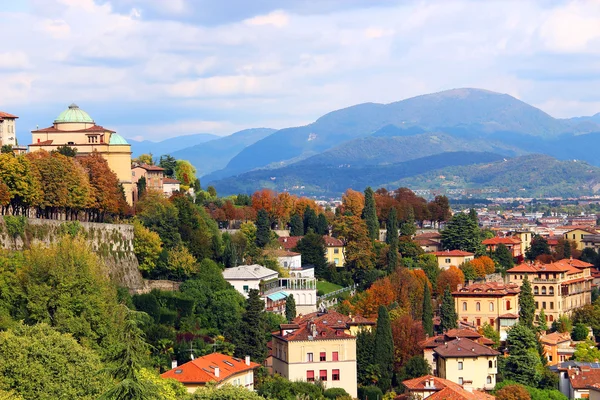 Bergamo nedre by, Italia – stockfoto