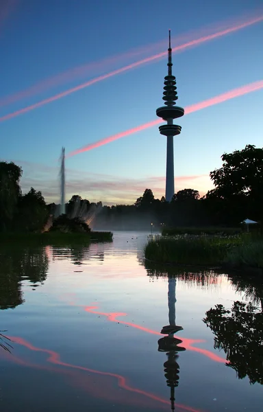 Heinrich-hertz-turm och parken planten un blomen park, hamburg — Stockfoto