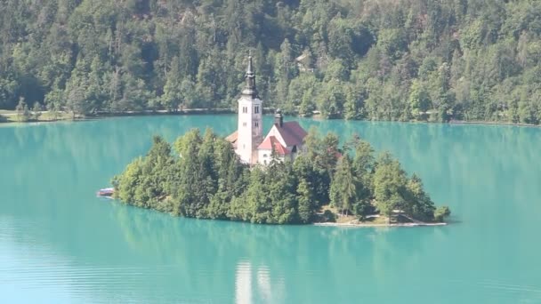 Blödde ön med antagande av mary Pilgrimsfärdkyrka på sjön bled, Slovenien — Stockvideo