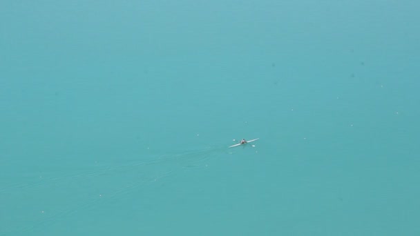 ブレッド湖スロベニアでのボートこぎ — ストック動画