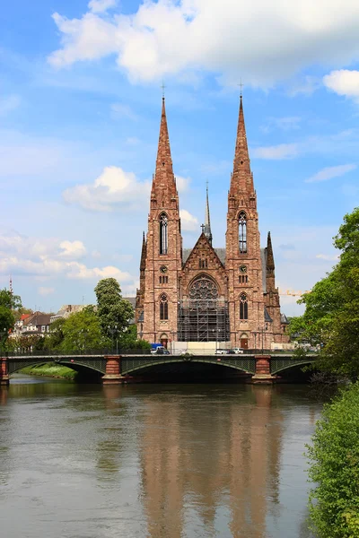 Церковь Святого Павла и река Ill, Страсбург, Франция — стоковое фото