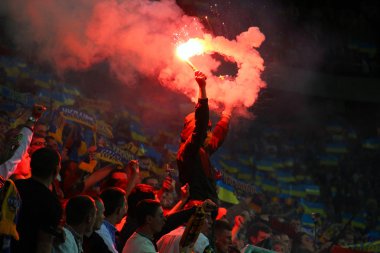 Fan fişekleri futbol oyun sırasında yakar.