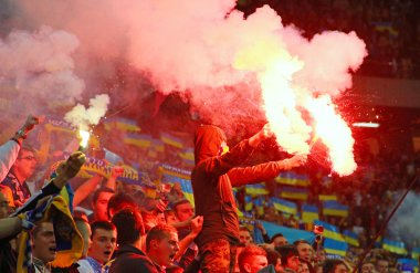 Fanlar futbol oyun sırasında işaret fişeği yakmak